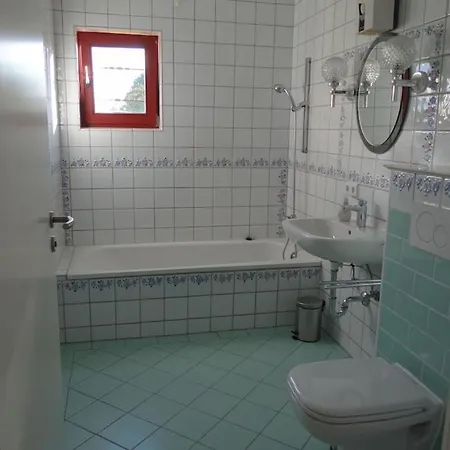 With 4 Bedrooms Semesterbostad